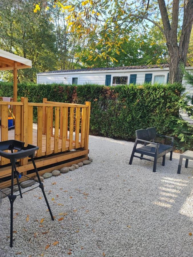 mobil home tout confort 6 personnes climatisé au pied du Luberon La Roque-d'Antheron Extérieur photo