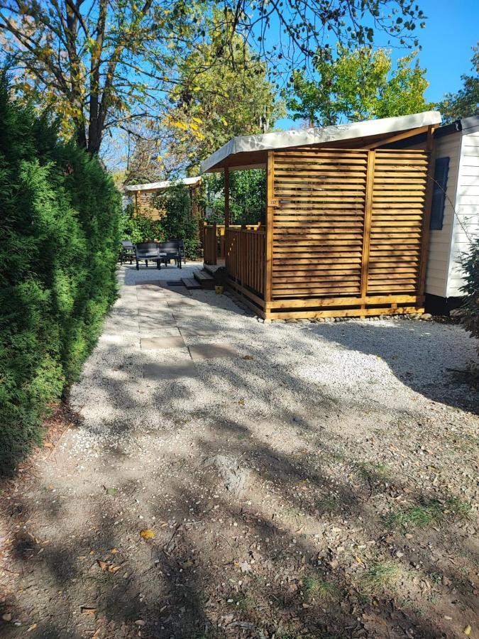 mobil home tout confort 6 personnes climatisé au pied du Luberon La Roque-d'Antheron Extérieur photo