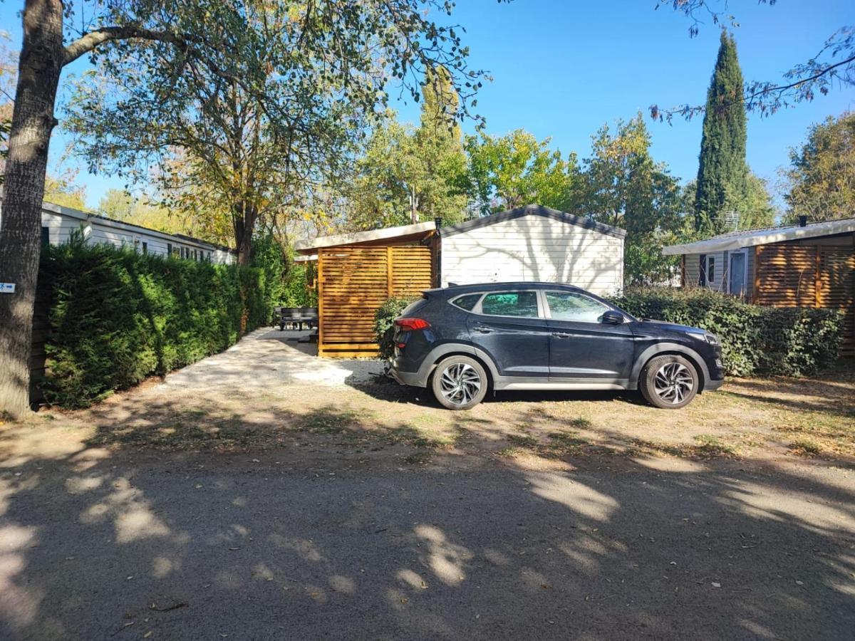 mobil home tout confort 6 personnes climatisé au pied du Luberon La Roque-d'Antheron Extérieur photo