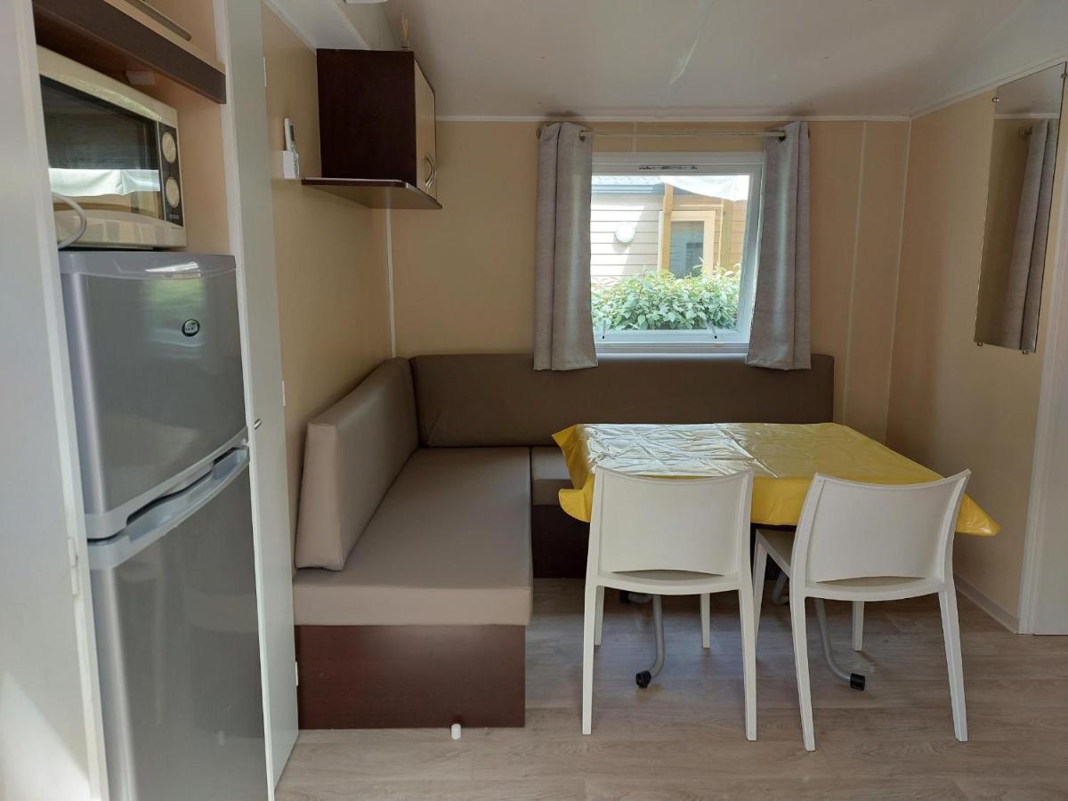 mobil home tout confort 6 personnes climatisé au pied du Luberon La Roque-d'Antheron Extérieur photo