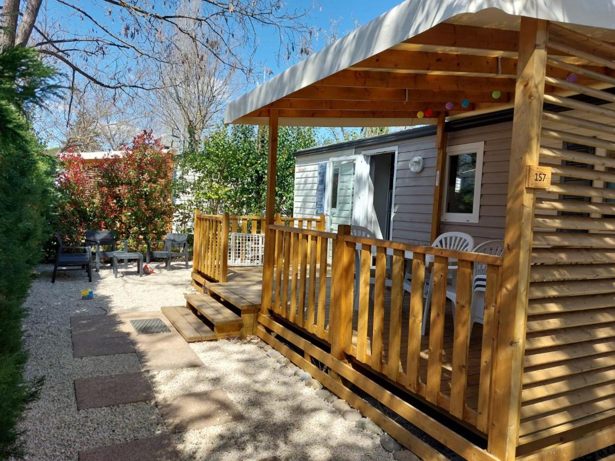 mobil home tout confort 6 personnes climatisé au pied du Luberon La Roque-d'Antheron Extérieur photo